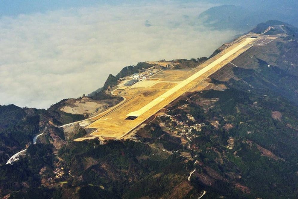 DerJin-Cheng-Jiang-Flughafen in Hechi im Autonomen Gebiet Guangxi im bergigen Süden Chinas. Der Flughafen, der auf 677 Metern Höhe liegt, kostete 136 Millionen US Dollar.