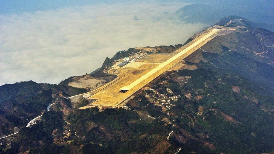 DerJin-Cheng-Jiang-Flughafen in Hechi im Autonomen Gebiet Guangxi im bergigen Süden Chinas. Der Flughafen, der auf 677 Metern Höhe liegt, kostete 136 Millionen US Dollar.