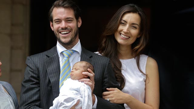 Prinzessin Amalia in den Armen ihres Vaters Félix, der an der Seite seiner Gattin Claire steht. Prinzessin Amalia in den Armen ihres Vaters Félix, der an der Seite seiner Gattin Claire steht.