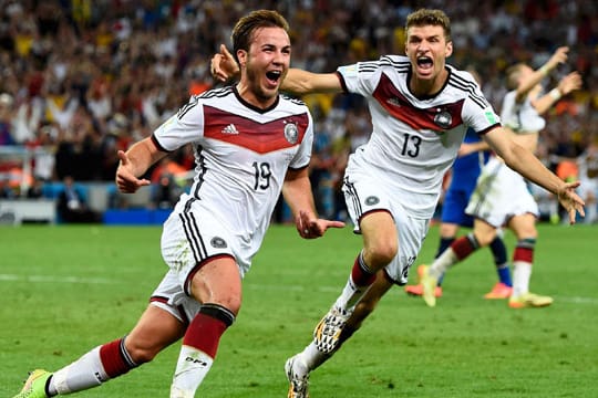 Mario Götze (li.) kann sein Glück kaum fassen. Sein Tor beschert Deutschland den WM-Titel.