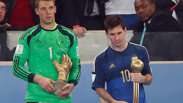 Neuer (li.) und Messi präsentieren ihre Trophäen.