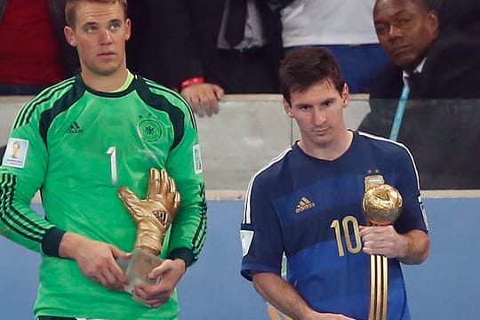 Neuer (li.) und Messi präsentieren ihre Trophäen.