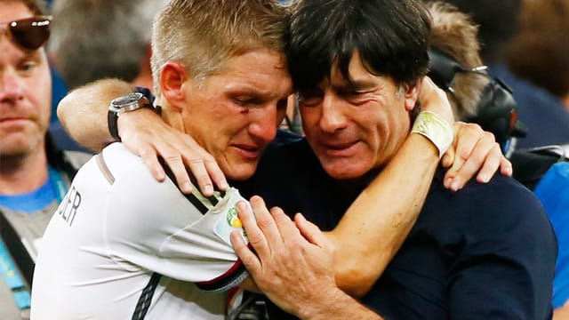 Freudentränen nach dem Spiel: Bastian Schweinsteiger und Jogi Löw.