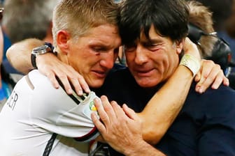 Freudentränen nach dem Spiel: Bastian Schweinsteiger und Jogi Löw.