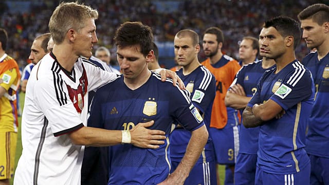 Der enttäuschte Lionel Messi wird nach dem Spiel von Bastian Schweinsteiger getröstet.