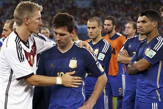 Der enttäuschte Lionel Messi wird nach dem Spiel von Bastian Schweinsteiger getröstet.