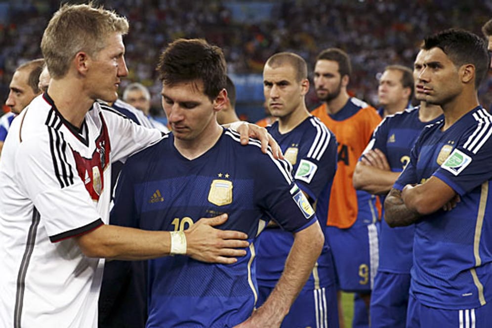 Der enttäuschte Lionel Messi wird nach dem Spiel von Bastian Schweinsteiger getröstet.