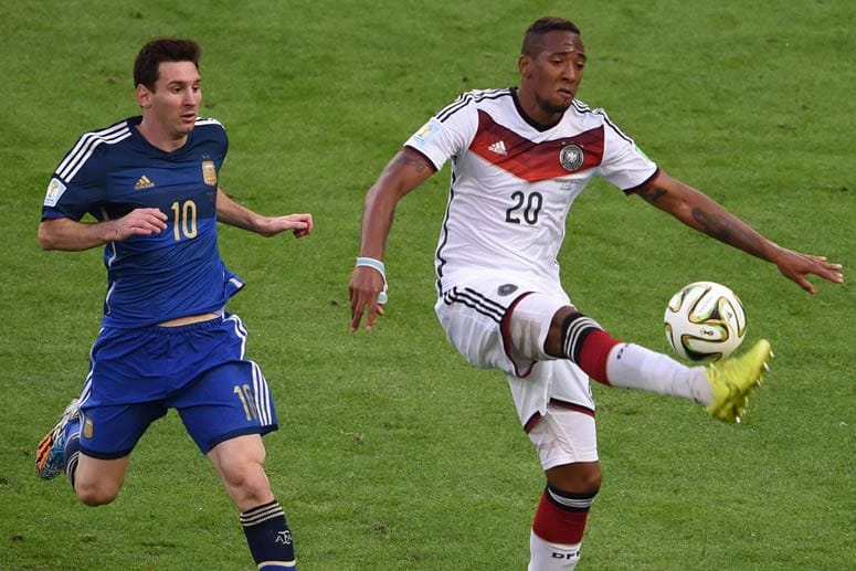 Jerome Boateng (re.) liefert im WM-Finale gegen Messi und Co. eine Weltklasseleistung.