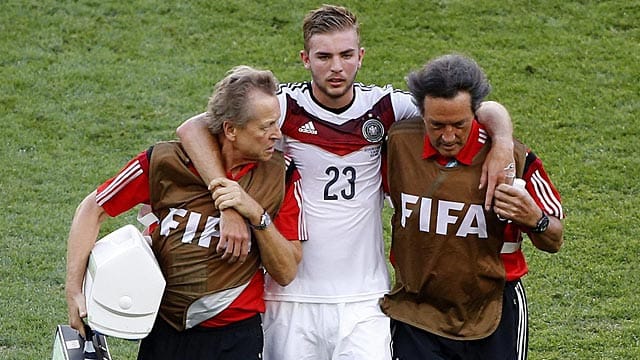 Christoph Kramer wird nach dem Zusammenprall mit Ezequiel Garay vom Platz geführt.