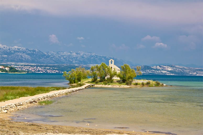 Der kleine Hafenort Posedarje in Kroatien liegt am nordwestlichen Ufer des Novigradmeeres.