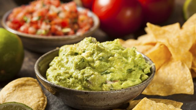 Guacamole und Salsa sind die typischen Begleiter zu mexikanischem Fingerfood.