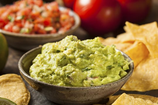 Guacamole und Salsa sind die typischen Begleiter zu mexikanischem Fingerfood.