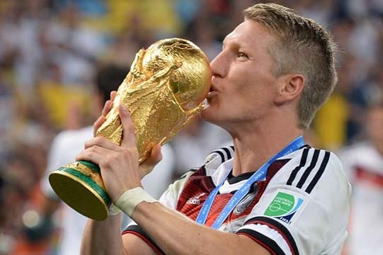 Trotz Steuervergehen: Bastian Schweinsteiger unterstützt den ehemaligen Bayern-Boss Uli Hoeneß.