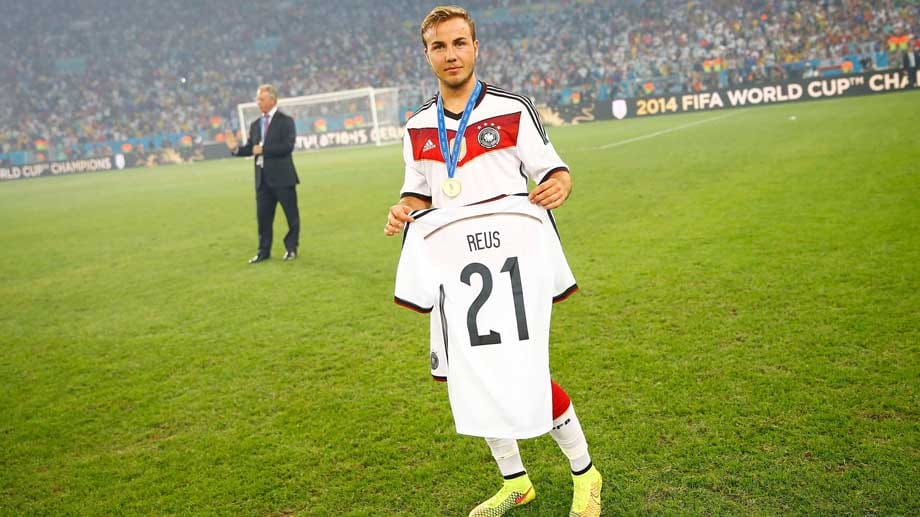 Netter Gruß in die Heimat: WM-Held Mario Götze mit dem Trikot seines Kumpels Marco Reus.