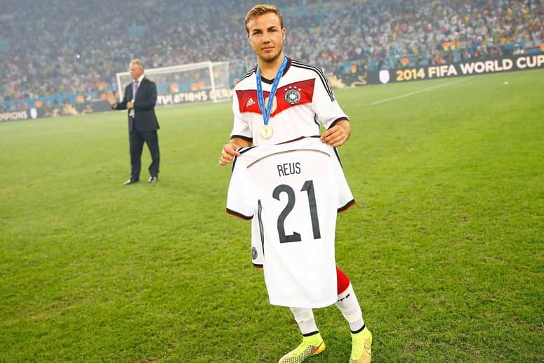 Netter Gruß in die Heimat: WM-Held Mario Götze mit dem Trikot seines Kumpels Marco Reus.