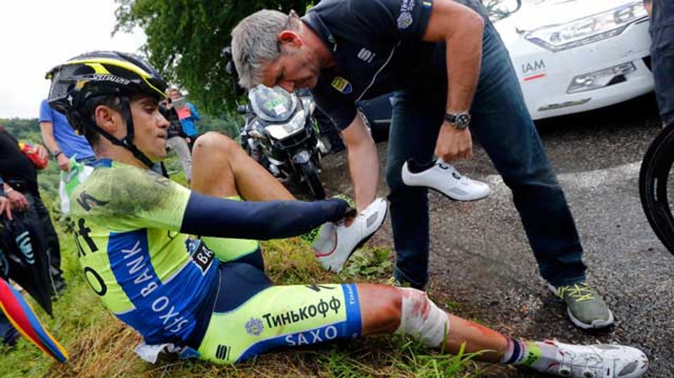 Auf der schweren Vogesen-Etappe muss Alberto Contador nach einem Sturz aufgeben.