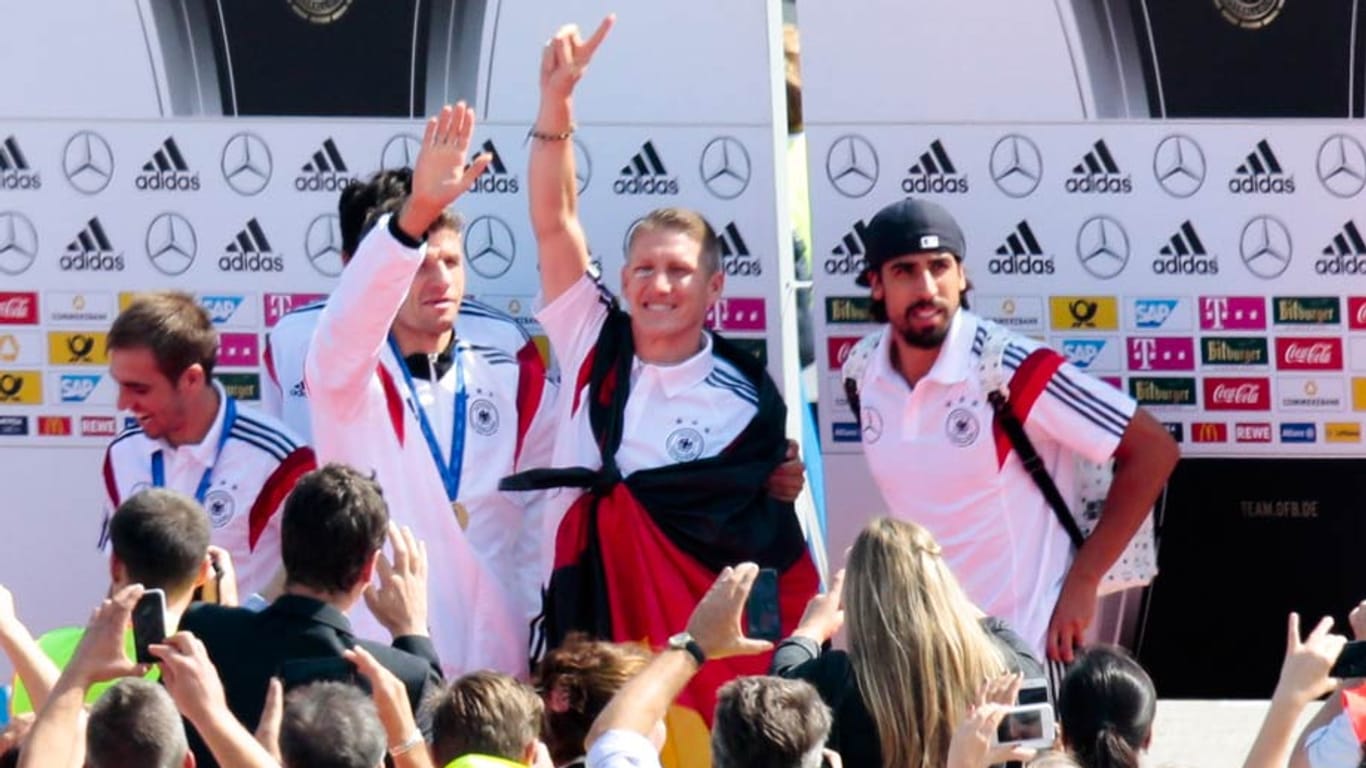 Bastian Schweinsteiger (Mitte), Thomas Müller (li.) und Co. fehlt in Berlin Tegel das aktuelle Outfit.