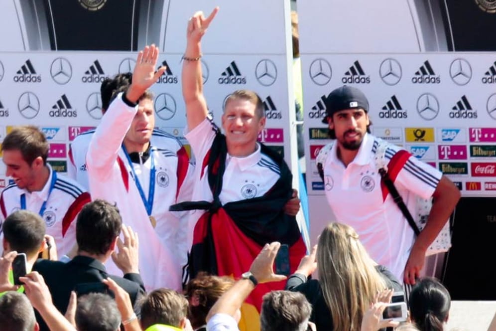 Bastian Schweinsteiger (Mitte), Thomas Müller (li.) und Co. fehlt in Berlin Tegel das aktuelle Outfit.
