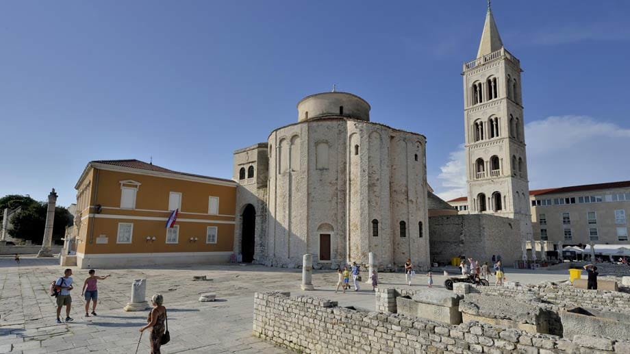 In Zadar gibt es wie in Rom ein Forum Romanum mitten in der Stadt. Das war einst von Säulenhallen und Statuen umgeben. Heute kann man im Schatten der Tamariskenbäume die von Millionen Füßen blankpolierten Pflastersteine bewundern. Wer genau hinsieht, stellt fest, dass auch die nahe Kirche Sveti Donat fast komplett aus dem Marmor des römischen Forums gebaut ist.