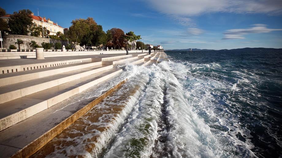 Eine unvergleichliche Stimmung besitzt das moderne Wahrzeichen von Zadar: die Meeresorgel. Vor zehn Jahren hatte der Architekt Nikola Bašiæ die geniale Idee, an der Westspitze der Uferpromenade 35 Röhren in die neue Uferpromenade einzulassen. Seitdem strömen Wind und Wellen durch die Rohre und spielen ihre endlose Symphonie auf der weltweit einzigen Meeresorgel.