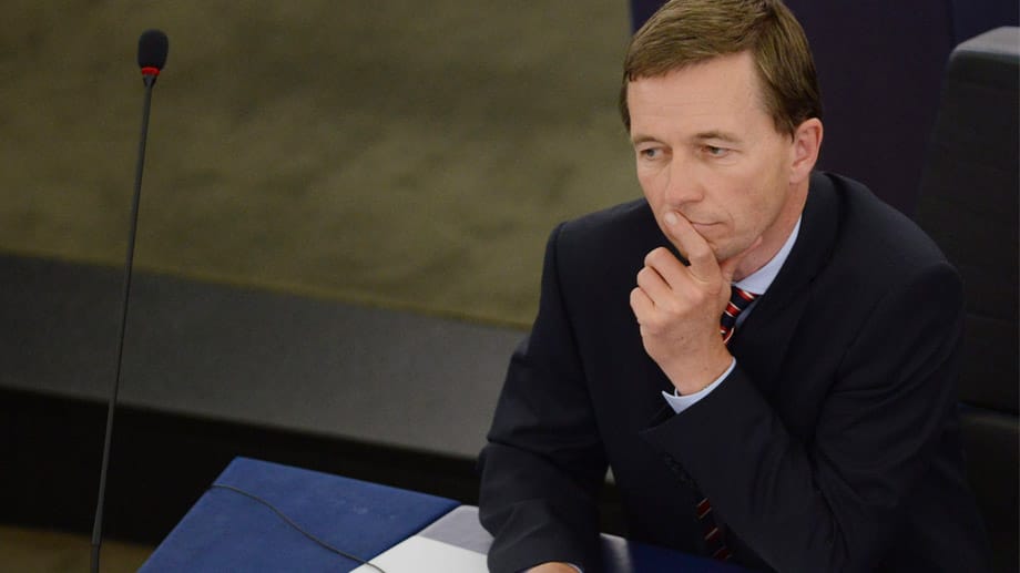AfD-Chef Bernd Lucke scheitert endgültig bei der Wahl zum Wirtschafts- und Währungsausschuss im EU-Parlament. AfD-Chef Bernd Lucke scheitert endgültig bei der Wahl zum Wirtschafts- und Währungsausschuss im EU-Parlament.