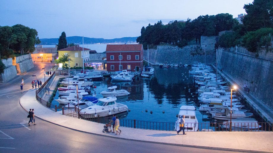 Der ehemalige Fischerhafen Fosa am Landtor in Zadar bei Sonnenuntergang.