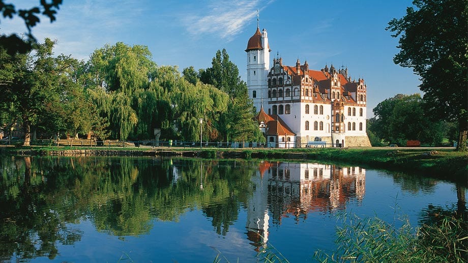 Unmittelbar am Malchiner See liegt das Schlossensemble Basedow mit seinem ausgedehnten Landschaftspark, Mecklenburgische Schweiz.