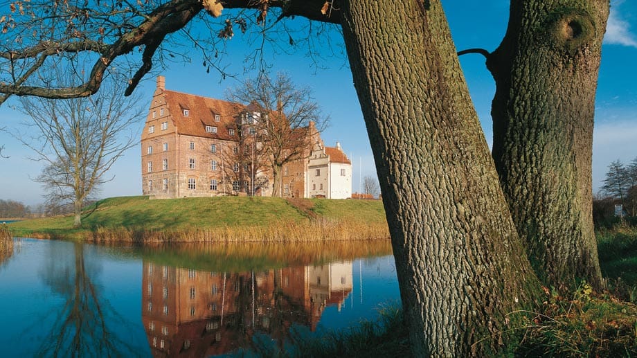 Das Renaissance-Schloss Ulrichshusen umgibt ein wasserreicher Park, Mecklenburgische Schweiz