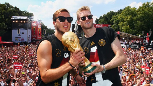 Mario Götze (li.) und André Schürrle lassen sich feiern.