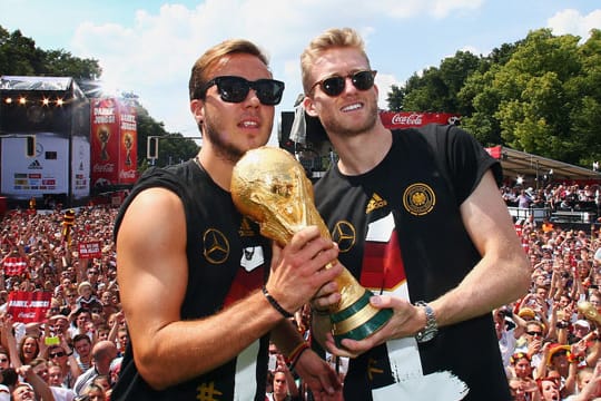 Mario Götze (li.) und André Schürrle lassen sich feiern.