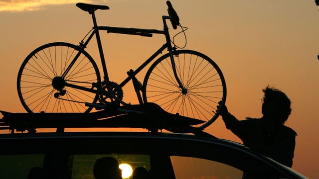Surfbrett und Rennrad verstauen