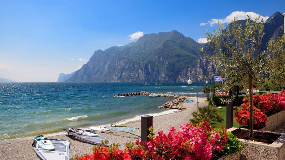 Das "Hotel Lido Blu" liegt direkt am Zufluss des Stroms Fiume Sacra. Gäste haben von ihren Balkonen aus eine tolle Aussicht auf den See und den eigenen Hotel-Strand.