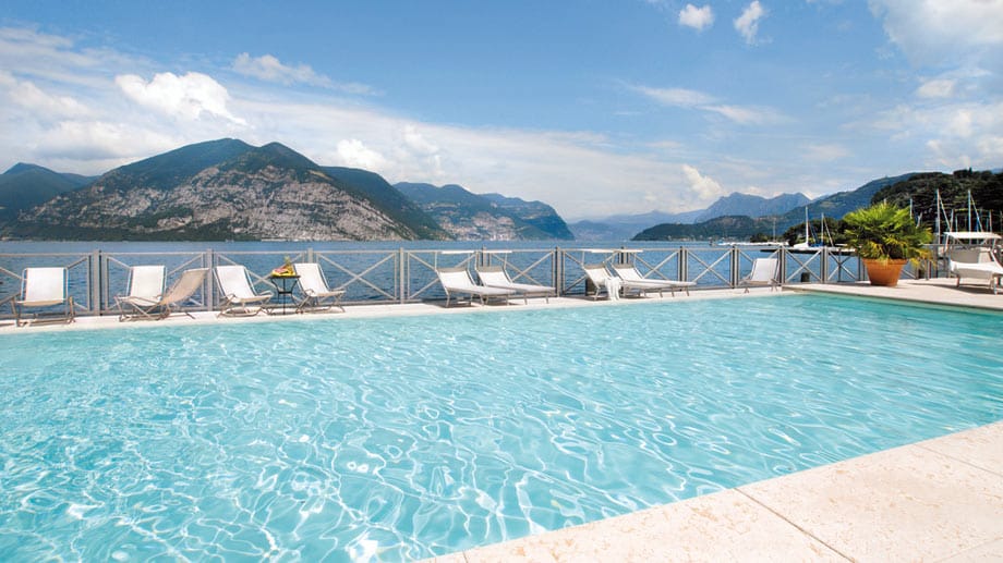 Tolle Ausblicke: Der Pool und die Terrasse des "Hotel Araba Fenice" thronen über dem Iseosee.