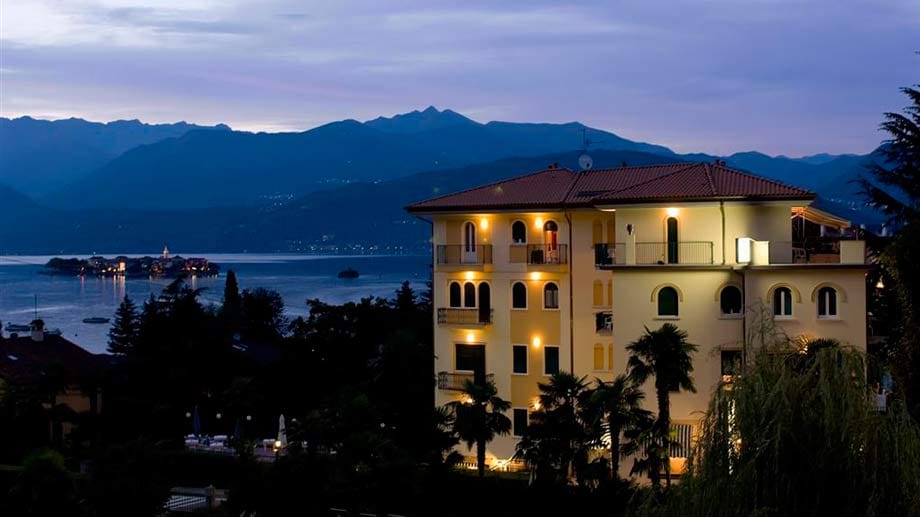 Nahe dem Lago Maggiore und der Anlegestelle befindet sich das "Hotel Flora Stresa", das als Familienbetrieb geführt wird.