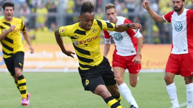 Pierre-Emerick Aubameyang trägt gegen Hessen Kassel das neue Trikot von Borussia Dortmund. Pierre-Emerick Aubameyang trägt gegen Hessen Kassel das neue Trikot von Borussia Dortmund.