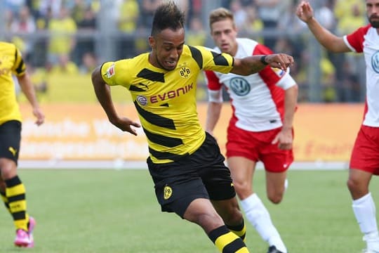 Pierre-Emerick Aubameyang trägt gegen Hessen Kassel das neue Trikot von Borussia Dortmund.