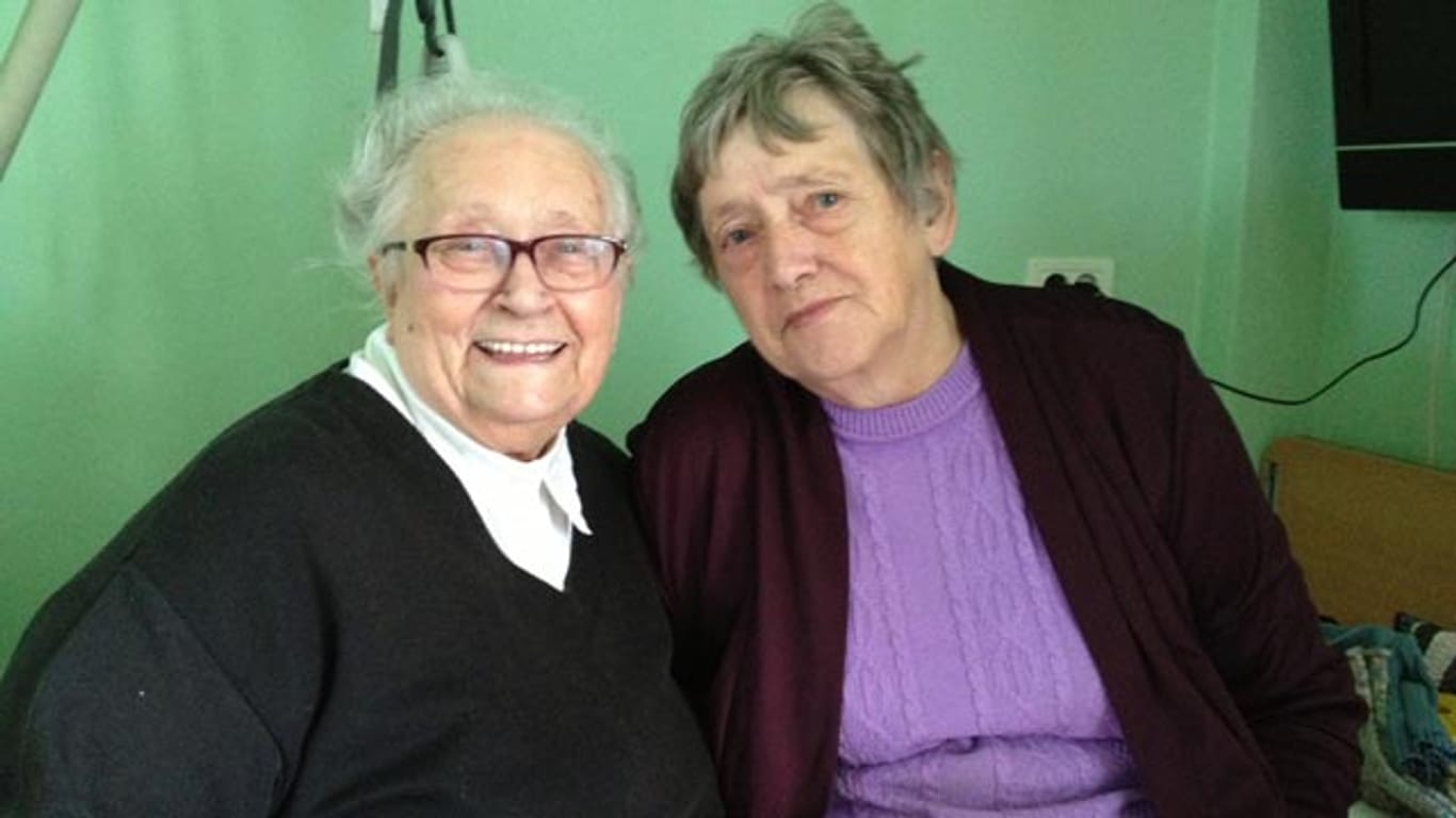 Die 88-jährige Oma Hildegard (li.) freut sich auf das Abenteuer Auswanderung. Oma Ruth (77) wäre lieber zuhause geblieben.