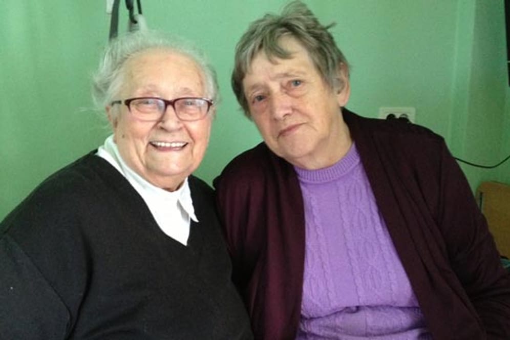 Die 88-jährige Oma Hildegard (li.) freut sich auf das Abenteuer Auswanderung. Oma Ruth (77) wäre lieber zuhause geblieben.