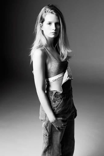 Kate Moss' 16-jährige Halbschwester Charlotte "Lottie" Moss präsentiert die neue Capsule Collection von Calvin Klein Jeans mit mytheresa.