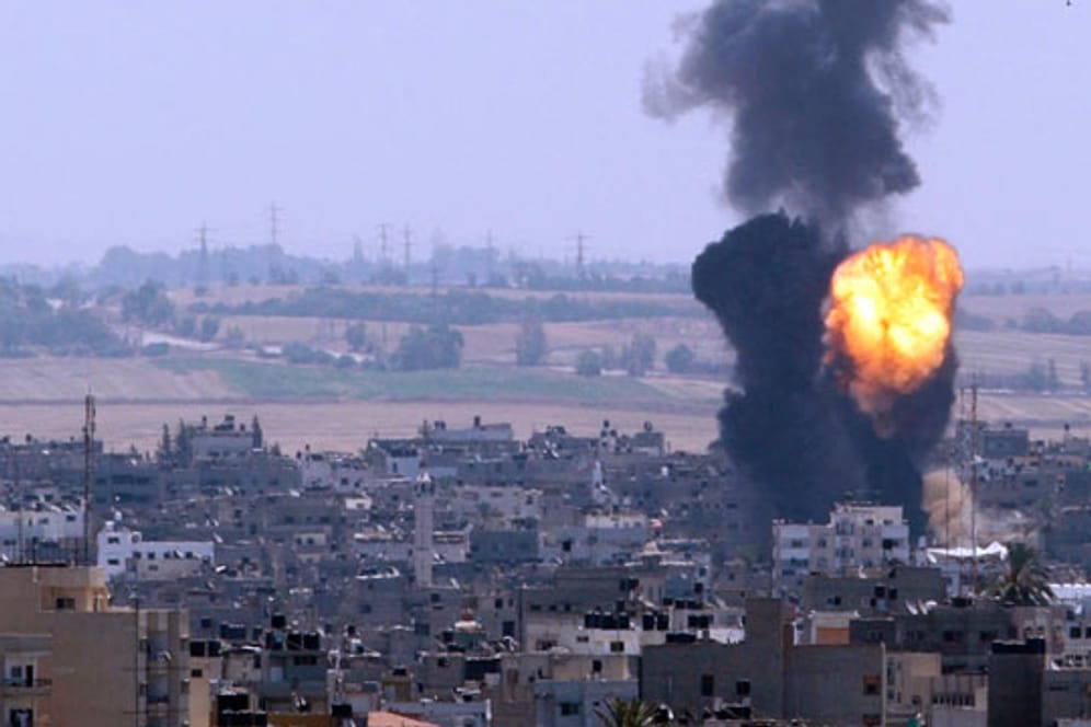 Die israelische Armee verstärkt die Luftangriffe auf den Gazastreifen.