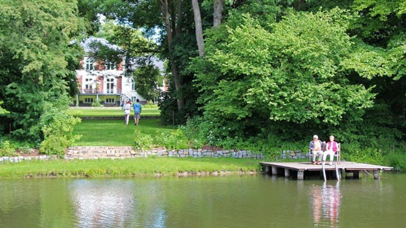 Im Gutshaus Groß Siemen finden Gäste Zerstreuung am See oder bei einem Spaziergang im Landschaftspark.