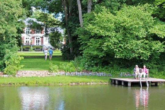 Im Gutshaus Groß Siemen finden Gäste Zerstreuung am See oder bei einem Spaziergang im Landschaftspark.