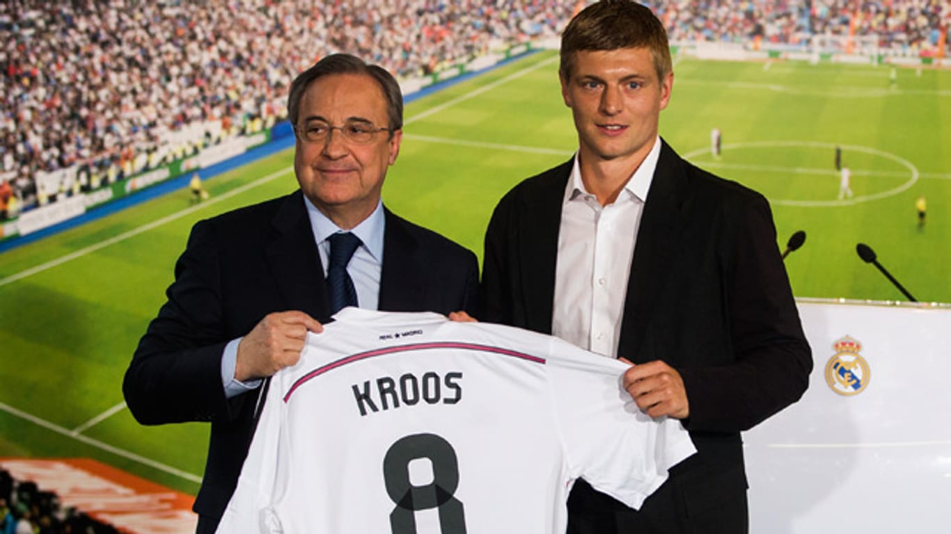 Real-Präsident Florentino Perez (li.) und Neuzugang Toni Kroos bei der offiziellen Vorstellung im Bernabéu-Stadion.