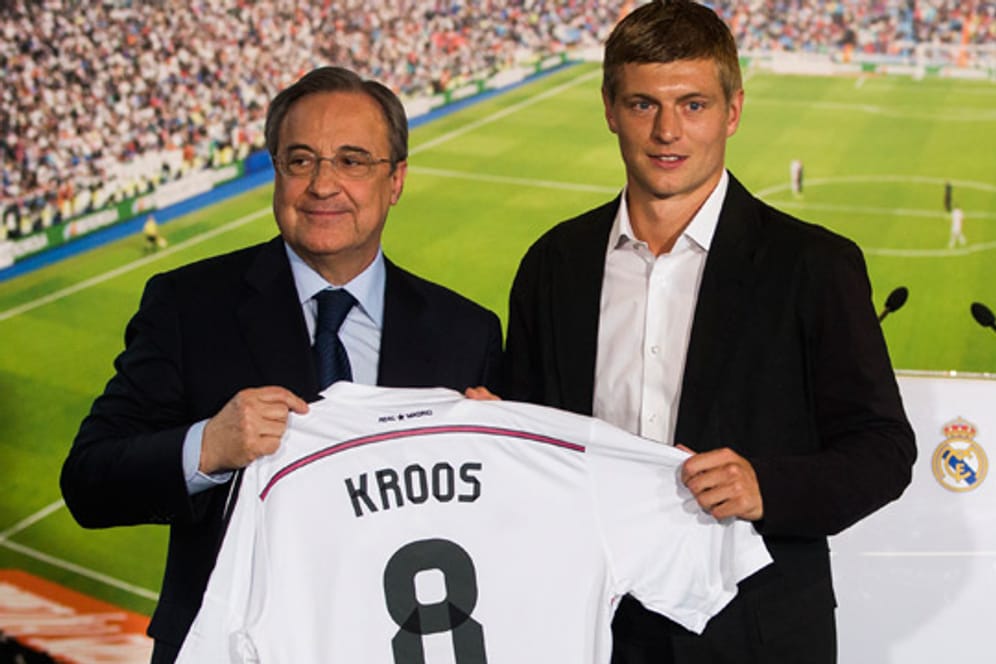 Real-Präsident Florentino Perez (li.) und Neuzugang Toni Kroos bei der offiziellen Vorstellung im Bernabéu-Stadion.