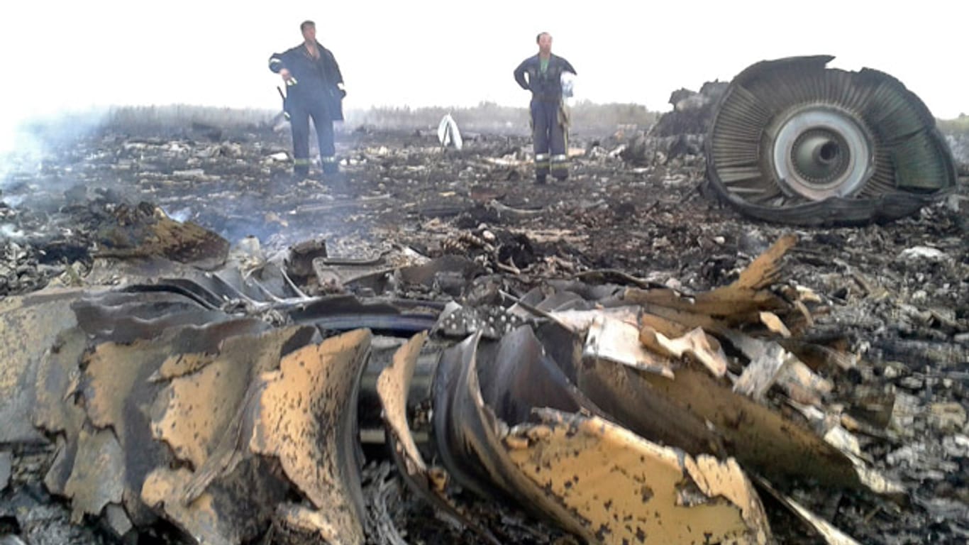 Eine malaysische Boeing mit 295 Menschen an Bord ist im Osten der Ukraine abgestürzt.