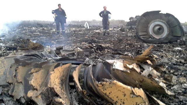 Eine malaysische Boeing mit 295 Menschen an Bord ist im Osten der Ukraine abgestürzt.