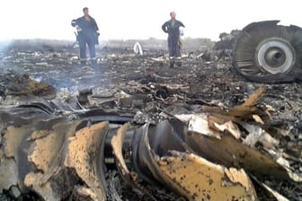 Eine malaysische Boeing mit 295 Menschen an Bord ist im Osten der Ukraine abgestürzt.