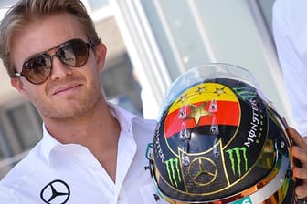 Mercedes-Pilot Nico Rosberg präsentiert in Hockenheim stolz seinen speziell für den Triumph der DFB-Elf designten Helm.