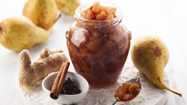 Birnen-Chutney schmeckt gut zu herzhaften Käsesorten