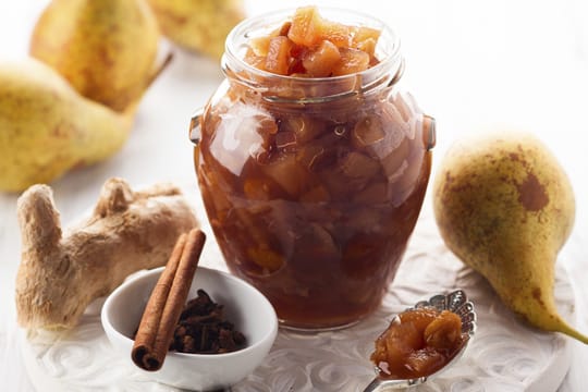 Birnen-Chutney schmeckt gut zu herzhaften Käsesorten